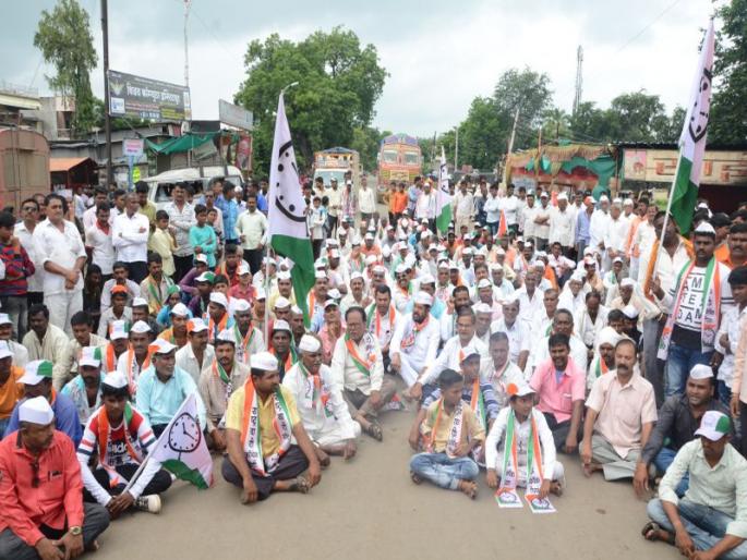 Rastroko at Kusumba in Dhule district | धुळे जिल्ह्यात कुसुंबा येथे रास्तारोको Rastroko at Kusumba in Dhule district | धुळे जिल्ह्यात कुसुंबा येथे रास्तारोको