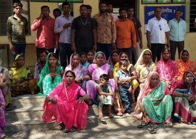 Gondkhel women arrested for demanding drunkenness at Jamner police station | दारूबंदीच्या मागणीसाठी गोंडखेळच्या महिला धडकल्या जामनेर पोलीस ठाण्यावर Gondkhel women arrested for demanding drunkenness at Jamner police station | दारूबंदीच्या मागणीसाठी गोंडखेळच्या महिला धडकल्या जामनेर पोलीस ठाण्यावर