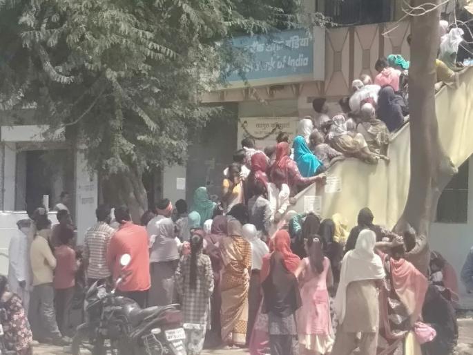 The bank crowd at Kasoda did not abate | कासोदा येथे बँकेतील गर्दी कमी होईना The bank crowd at Kasoda did not abate | कासोदा येथे बँकेतील गर्दी कमी होईना