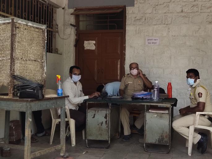 Thane Amaldar table police work started outside Thane | ठाणे अंमलदार टेबल पोलीस ठाण्याबाहेर लावून काम सुरू Thane Amaldar table police work started outside Thane | ठाणे अंमलदार टेबल पोलीस ठाण्याबाहेर लावून काम सुरू