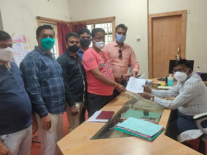 Traders on Station Road in Chalisgaon suffer from dust | चाळीसगावला स्टेशन रोडवरील व्यापारी धुळीने त्रस्त Traders on Station Road in Chalisgaon suffer from dust | चाळीसगावला स्टेशन रोडवरील व्यापारी धुळीने त्रस्त