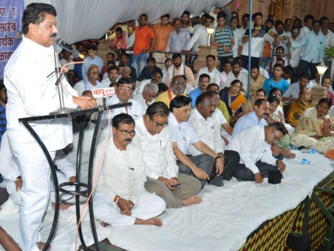  Water Resources Minister Girish Mahajan and District President Uday Wagh created conspiracy - BJP MP AT Patil | Lok Sabha Election 2019 : जलसंपदा मंत्री गिरीश महाजन व जिल्हाध्यक्ष उदय वाघ यांनी रचले षडयंत्र - भाजपाचे खासदार ए.टी.पाटील