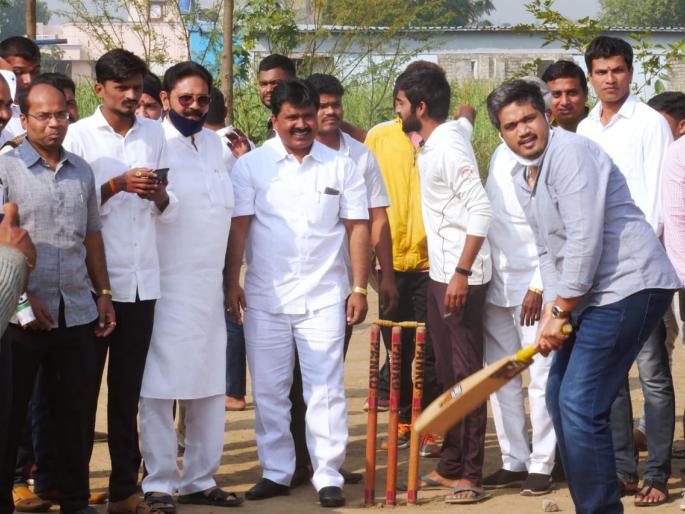 ... And Rohit Pawar reached the ground directly with the bullet of the activist | ... अन् रोहित पवार कार्यकर्त्याच्या बुलेटने पोहोचले थेट मैदानावर ... And Rohit Pawar reached the ground directly with the bullet of the activist | ... अन् रोहित पवार कार्यकर्त्याच्या बुलेटने पोहोचले थेट मैदानावर