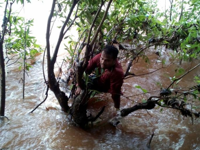Three missing from Tire on Mumbai-Goa highway, three missing | मुंबई-गोवा महामार्गावर टायर फुटून गाडी नदीत, तिघे बेपत्ता