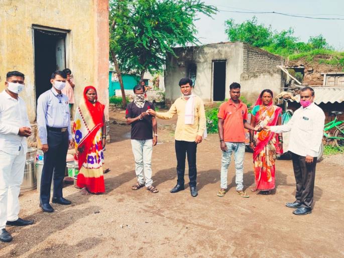 Distribution of homeopathic medicines to Kepanagar | होमिओपॅथी औषधांचे केपानगरला वाटप
