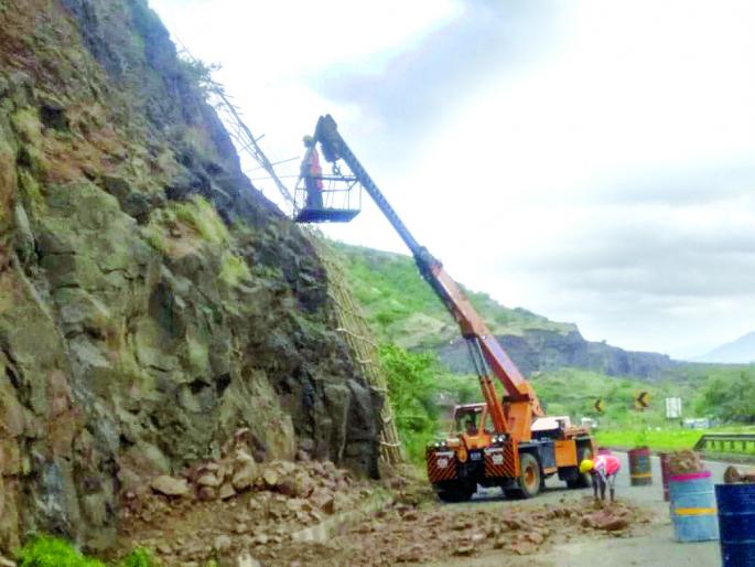Plaster of highway roads, work fast | पुणे-बेंगलोर महामार्गालगतच्या डोंगरभिंतींना प्लास्टर, काम वेगात  Plaster of highway roads, work fast | पुणे-बेंगलोर महामार्गालगतच्या डोंगरभिंतींना प्लास्टर, काम वेगात