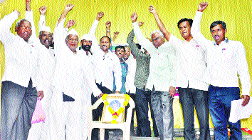 Give hundred percent of the sugar to farmers | साखरेची शंभर टक्के रक्कम शेतकऱ्यांना द्या Give hundred percent of the sugar to farmers | साखरेची शंभर टक्के रक्कम शेतकऱ्यांना द्या