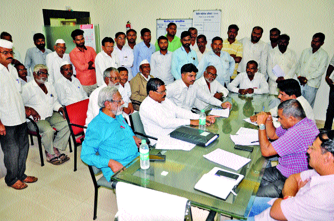 Sangliit Morcha of farmers for Templation, Tapi water | टेंभू, ताकारीच्या पाण्यासाठी शेतकऱ्यांचा सांगलीत मोर्चा Sangliit Morcha of farmers for Templation, Tapi water | टेंभू, ताकारीच्या पाण्यासाठी शेतकऱ्यांचा सांगलीत मोर्चा