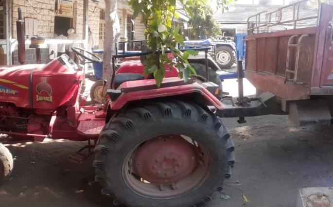 Action on tractors transporting illegal sand | अवैध वाळू वाहतूक करणाऱ्या ट्रॅक्टरवर कारवाई Action on tractors transporting illegal sand | अवैध वाळू वाहतूक करणाऱ्या ट्रॅक्टरवर कारवाई