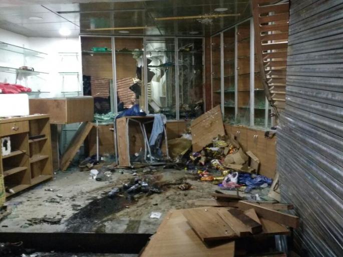 Satara: One killed, two injured and burnt to death in a hotel | सातारा : हॉटेलमध्ये घुसलेल्या भरधाव कारखाली चिरडून एक ठार, दोन जखमी Satara: One killed, two injured and burnt to death in a hotel | सातारा : हॉटेलमध्ये घुसलेल्या भरधाव कारखाली चिरडून एक ठार, दोन जखमी