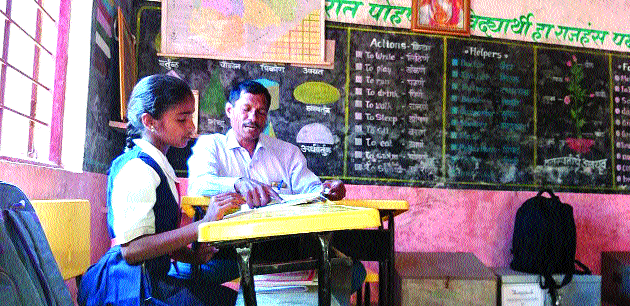 Study leaving the family for a student | एका विद्यार्थिनीसाठी कुटुंब सोडून अध्ययन Study leaving the family for a student | एका विद्यार्थिनीसाठी कुटुंब सोडून अध्ययन