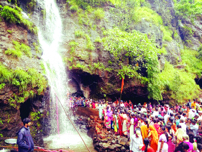 The crowd of devotees for the visit of Rudreshshwara | रुद्रेश्वर दर्शनासाठी भाविकांची गर्दी The crowd of devotees for the visit of Rudreshshwara | रुद्रेश्वर दर्शनासाठी भाविकांची गर्दी