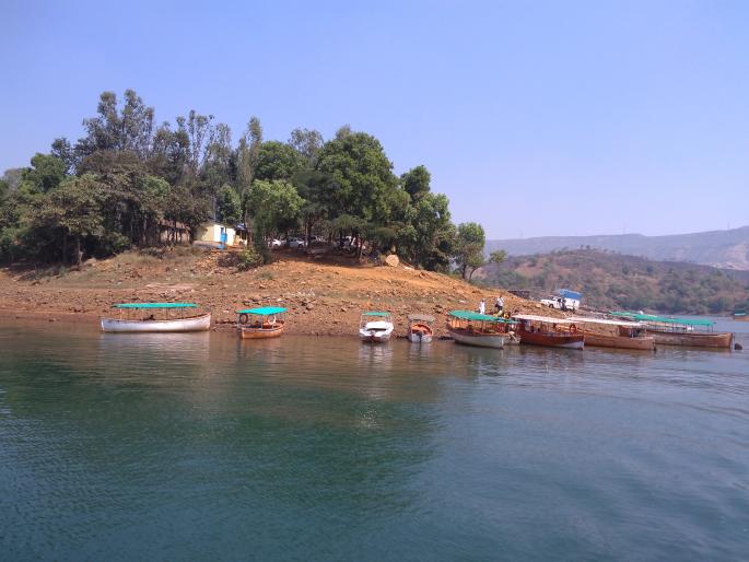 Satara: Mini Kashmir came in the form of the island, the steps of tourists on the pillow | सातारा : मिनी काश्मीरला आले बेटाचे स्वरूप, पर्यटकांची पावले तापोळ्याकडे Satara: Mini Kashmir came in the form of the island, the steps of tourists on the pillow | सातारा : मिनी काश्मीरला आले बेटाचे स्वरूप, पर्यटकांची पावले तापोळ्याकडे