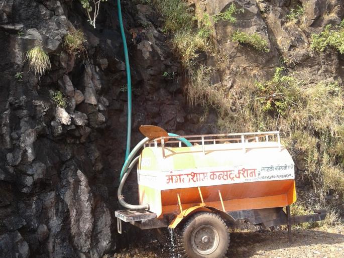 Foggy water rolls out in Yateswarwar Ghat, tourists disappear; The food for monkeys stopped | यवतेश्वर घाटातील झरा पाईपात गुंडाळला, पर्यटक गायब ; वानरांना मिळणारा खाऊही थांबला Foggy water rolls out in Yateswarwar Ghat, tourists disappear; The food for monkeys stopped | यवतेश्वर घाटातील झरा पाईपात गुंडाळला, पर्यटक गायब ; वानरांना मिळणारा खाऊही थांबला