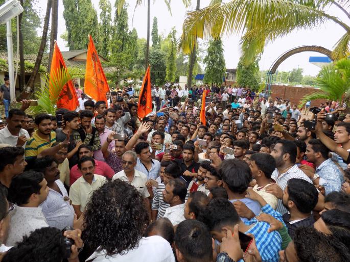 Maratha Kranti Morcha hit Sindhudurg agitation; | Maratha Kranti Morchaसिंधुदुर्ग बंद आंदोलन चिघळले, कसालमध्ये धुमश्चक्री Maratha Kranti Morcha hit Sindhudurg agitation; | Maratha Kranti Morchaसिंधुदुर्ग बंद आंदोलन चिघळले, कसालमध्ये धुमश्चक्री