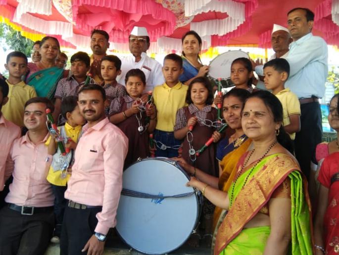 Helping the schools of selfless organization | नि:स्वार्थ संस्थेचा शाळांना मदतीचा हात