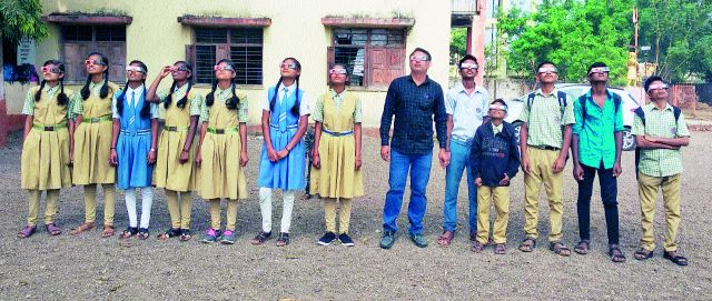 Sompur students experienced solar eclipse | सोमपूरच्या विद्यार्थ्यांनी अनुभवले सूर्यग्रहण Sompur students experienced solar eclipse | सोमपूरच्या विद्यार्थ्यांनी अनुभवले सूर्यग्रहण