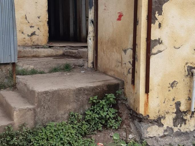 Poor condition of public toilets in Soyagaon | सोयगावात सार्वजनिक शौचालयांची दुरवस्था Poor condition of public toilets in Soyagaon | सोयगावात सार्वजनिक शौचालयांची दुरवस्था