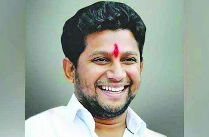 Helicopters cut MP tickets | हेलिकॅप्टरमुळे राष्ट्रवादीने खासदारकीचे तिकिट कापले-सुजय विखे यांचा गौप्यस्फोट Helicopters cut MP tickets | हेलिकॅप्टरमुळे राष्ट्रवादीने खासदारकीचे तिकिट कापले-सुजय विखे यांचा गौप्यस्फोट