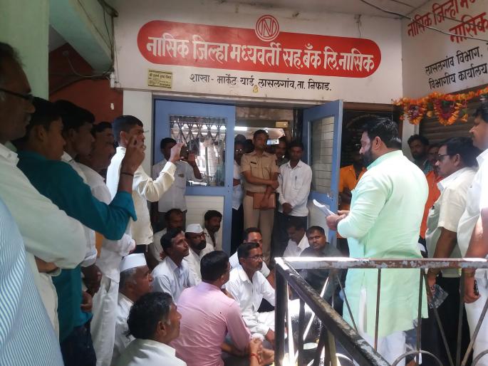 The land of the borrower farmers' auction was demolished | कर्जदार शेतक-यांच्या जमिनीचा लिलाव पाडला बंद