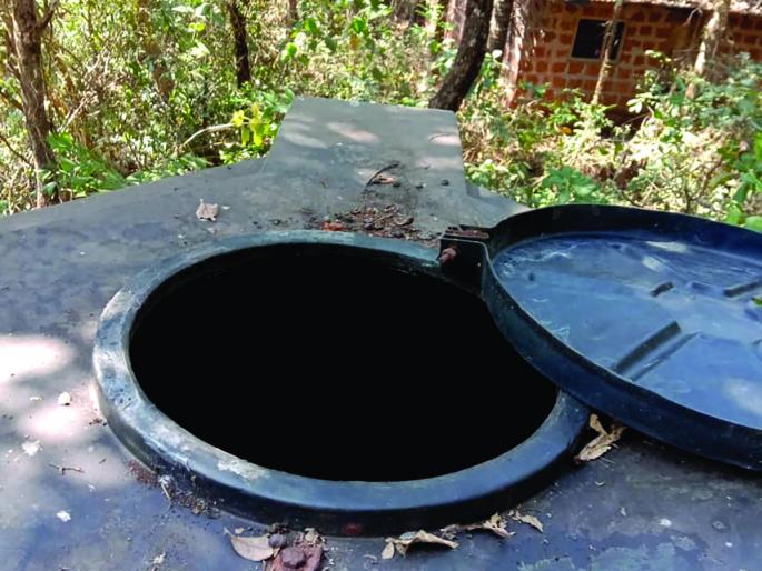 Survivors found in the water tank: Aggressive villagers | पाण्याच्या टाकीत आढळल्या जिवंत नानेट्या: ग्रामस्थ आक्रमक Survivors found in the water tank: Aggressive villagers | पाण्याच्या टाकीत आढळल्या जिवंत नानेट्या: ग्रामस्थ आक्रमक