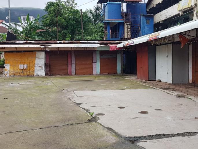 Professionals hit Trimbakeshwar temple | त्र्यंबकेश्वर देवस्थानासह व्यावसायिकांना फटका Professionals hit Trimbakeshwar temple | त्र्यंबकेश्वर देवस्थानासह व्यावसायिकांना फटका