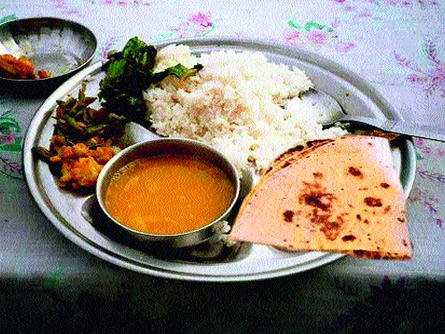 Shiv Bhoja plate ends in just over an hour | अवघ्या एका तासातच संपली ‘शिवभोजन थाळी’ Shiv Bhoja plate ends in just over an hour | अवघ्या एका तासातच संपली ‘शिवभोजन थाळी’