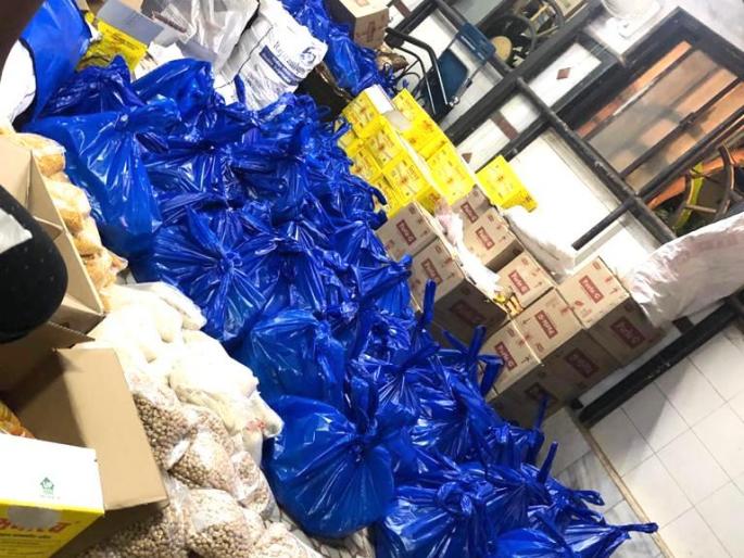 ... and the Keni family rushed to help the poorer people, giving homemade rations to 3 families in one day | ... आणि गोरगरीब लोकांच्या मदतीला धावले केणी कुटुंब, एका दिवसात १००० कुटुंबाना दिले घरपोच रेशन ... and the Keni family rushed to help the poorer people, giving homemade rations to 3 families in one day | ... आणि गोरगरीब लोकांच्या मदतीला धावले केणी कुटुंब, एका दिवसात १००० कुटुंबाना दिले घरपोच रेशन