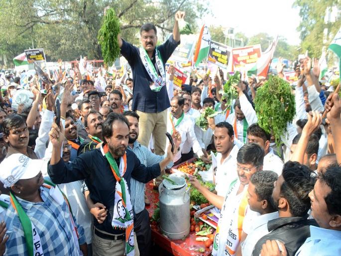 NCP's attackball movement, hundreds of activists, hawkers participants against the BJP government in Thane | ठाण्यात भाजपा सरकारच्या विरोधात राष्ट्रवादीचे हल्लाबोल आंदोलन, शेकडो कार्यकर्ते, फेरीवाले सहभागी NCP's attackball movement, hundreds of activists, hawkers participants against the BJP government in Thane | ठाण्यात भाजपा सरकारच्या विरोधात राष्ट्रवादीचे हल्लाबोल आंदोलन, शेकडो कार्यकर्ते, फेरीवाले सहभागी
