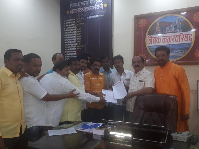 NCP's opposition to the city to set up a meter for triangular tub! | त्र्यंबकला नळांना मीटर बसविण्यास शहर राष्ट्रवादीचा तिव्र विरोध ! NCP's opposition to the city to set up a meter for triangular tub! | त्र्यंबकला नळांना मीटर बसविण्यास शहर राष्ट्रवादीचा तिव्र विरोध !