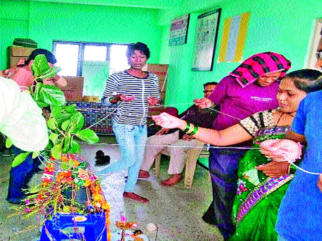 ..adpooja to feel the third party | ..अन् तृतीयपंथीयांनी केली मनोभावे वडपूजा ..adpooja to feel the third party | ..अन् तृतीयपंथीयांनी केली मनोभावे वडपूजा