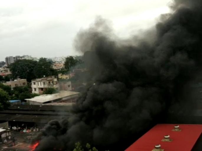 A huge fire broke out in a barn near Wadala Chaufuli | वडाळा चौफुलीजवळील गोठ्यात भीषण आग A huge fire broke out in a barn near Wadala Chaufuli | वडाळा चौफुलीजवळील गोठ्यात भीषण आग