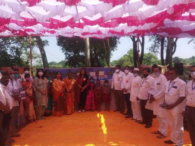 Educational development through entertainment also started playing radio in the village | मनोरंजनातुन शैक्षणिक विकास खेड्यातही रेडीओ वाजु लागला Educational development through entertainment also started playing radio in the village | मनोरंजनातुन शैक्षणिक विकास खेड्यातही रेडीओ वाजु लागला