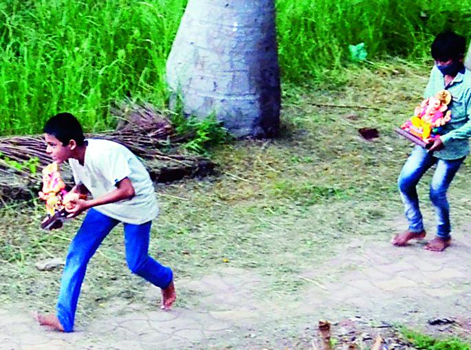 Immersion of Ganpati in Solapur, hiding in the dark | नजर चुकवून अन् अंधारात लपून सोलापुरात गणपतीचे विसर्जन