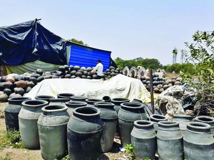 Pot vendors in trouble due to Curfew | संचारबंदीमुळे माठ विक्रेते अडचणीत Pot vendors in trouble due to Curfew | संचारबंदीमुळे माठ विक्रेते अडचणीत