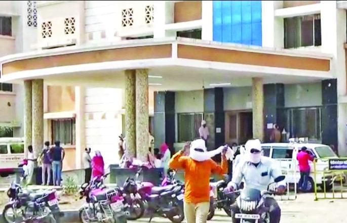 It will be expensive to crowd the Washim District Women's Hospital premises | वाशिम जिल्हा स्त्री रुग्णालय परिसरात गर्दी करणे पडणार महागात It will be expensive to crowd the Washim District Women's Hospital premises | वाशिम जिल्हा स्त्री रुग्णालय परिसरात गर्दी करणे पडणार महागात