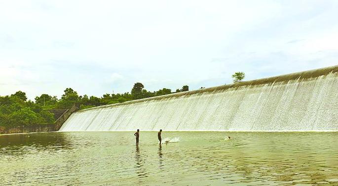 Sonal Project ‘Overflow’; Water flowing from the drain | सोनल प्रकल्प ‘ओव्हर फ्लो’; सांडव्यावरून वाहतेय पाणी