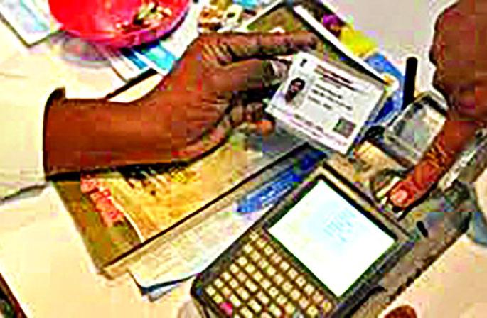 E-pos machine is becoming a 'corona carrier' | सावधान! ई-पॉस मशीन धोकादायक? ठरत आहे ‘कोरोनावाहक’