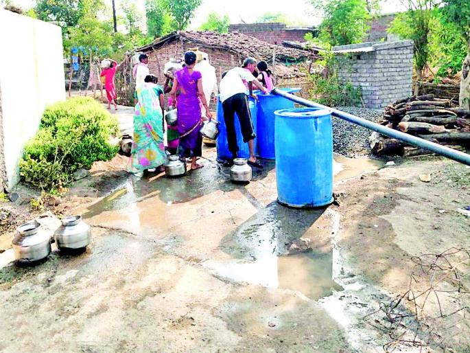Half of the village's water supply was stopped for five days | पाच दिवसांपासून अर्ध्या गावाचा पाणीपुरवठा ठप्प Half of the village's water supply was stopped for five days | पाच दिवसांपासून अर्ध्या गावाचा पाणीपुरवठा ठप्प
