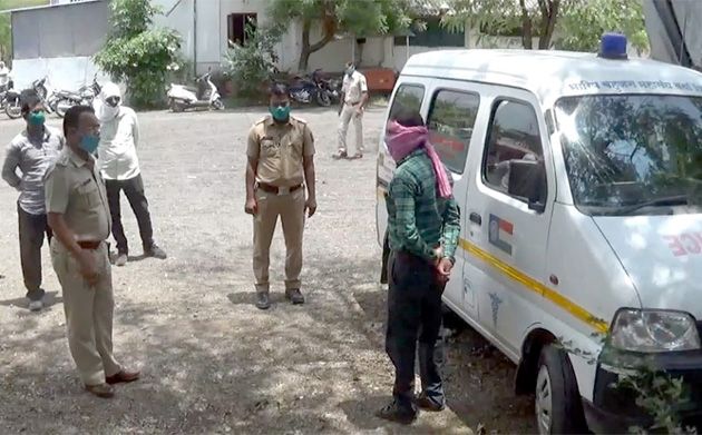 Use of ambulances to get out of the red zone; Challenge before Wardha administration | रेड झोनमधून येण्याकरिता रुग्णवाहिकेचा वापर; वर्धा प्रशासनासमोर आव्हान Use of ambulances to get out of the red zone; Challenge before Wardha administration | रेड झोनमधून येण्याकरिता रुग्णवाहिकेचा वापर; वर्धा प्रशासनासमोर आव्हान