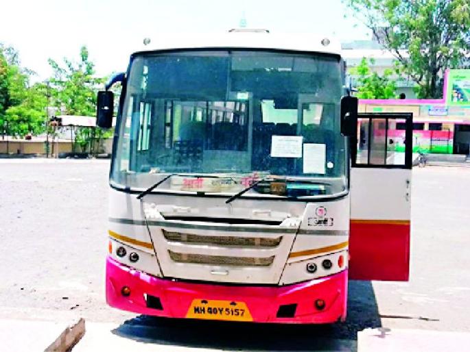 Red fairy waiting for passengers | प्रवाशांची वाट पाहतेय लालपरी Red fairy waiting for passengers | प्रवाशांची वाट पाहतेय लालपरी
