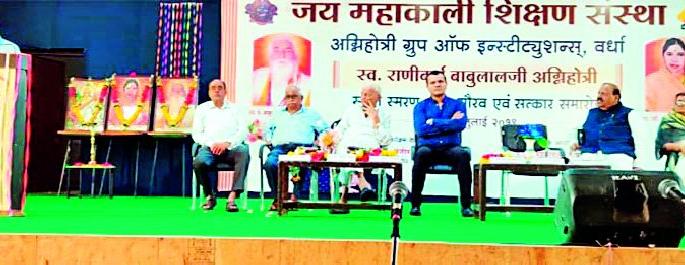 Due to a competent economy, the country is moving towards prosperity | सक्षम अर्थव्यवस्थेमुळे देशाची समृद्धीकडे वाटचाल