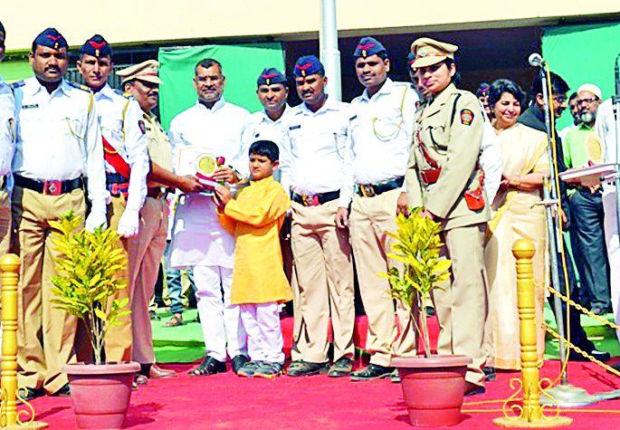 Governance committed for the development of farmers | शेतकरी विकासासाठी शासन कटिबद्ध