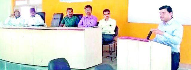 The prosperity of the village is the culmination of rural development and water means 'water' | गावाची समृद्धी ग्रामविकासाचा कळस तर ‘पाणी' म्हणजे पाया The prosperity of the village is the culmination of rural development and water means 'water' | गावाची समृद्धी ग्रामविकासाचा कळस तर ‘पाणी' म्हणजे पाया