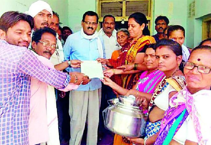 Adarshnagar residents lost their lives and joined the Gram Panchayat office | आदर्शनगरवासींची घागरीसह ग्रामपंचायत कार्यालयावर धडक