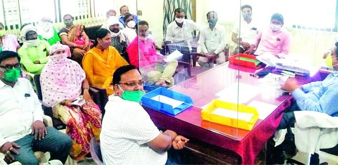 Stay at the MSEDCL office to demand electricity connection | वीज जोडणीच्या मागणीसाठी महावितरण कार्यालयात ठिय्या