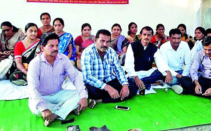 Teacher's fasting for pending wages | प्रलंबित वेतनाकरिता शिक्षकांचे उपोषण Teacher's fasting for pending wages | प्रलंबित वेतनाकरिता शिक्षकांचे उपोषण