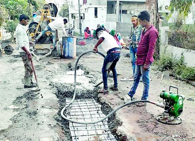 Speed up the work of the Amrit scheme in the city | शहरातील अमृत योजनेच्या कामाला गती द्या