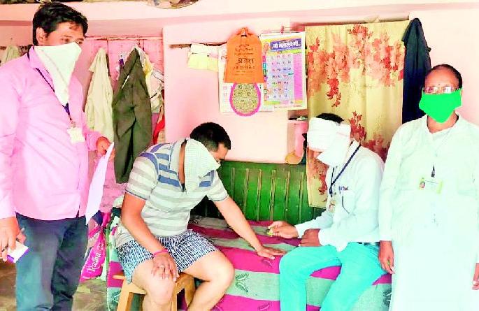 Seal on the hands of 4040 persons | ४,०४० व्यक्तींच्या हातावर शिक्का Seal on the hands of 4040 persons | ४,०४० व्यक्तींच्या हातावर शिक्का