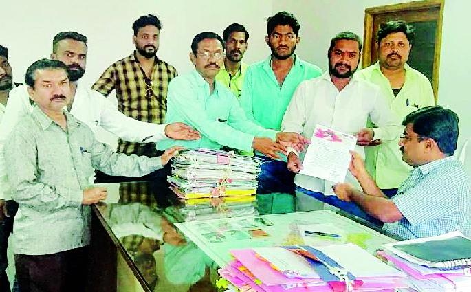 Prohibition from the strike of the lathi charge on Divya | दिव्यांगावर झालेल्या लाठीचार्जचा प्रहारकडून निषेध